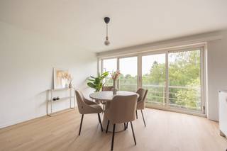 <p><span>Op zoek naar een instapklaar appartement waar licht, rust en comfort centraal staan? Dan zit je hier helemaal goed. Dit stijlvol gerenoveerde appartement op de vierde verdieping combineert een warme, hedendaagse afwerking met een slimme indeling en een topligging vlak bij het Te Boelaerpark. Grote raampartijen, een zuidgericht balkon en kwalitatieve materialen maken dit een plek waar je je meteen thuis voelt.</span></p><p><span>Strak, warm &amp; lichtrijk</span></p><p><span>Via de inkomhal met ingemaakte vestiairekast kom je binnen in de ruime leefruimte, waar het natuurlijke licht dankzij de grote ramen mooi binnenvalt. De zuidoriëntatie zorgt hier de hele dag voor een aangename sfeer. Je hebt meer dan voldoende plaats voor een gezellige zithoek én een grote eettafel, met aansluitend toegang tot het balkon. De doorlopende pvc-vloer met parketlook geeft het appartement een warme, rustige uitstraling.</span></p><p><span>De open keuken sluit mooi aan op de leefruimte en werd strak afgewerkt met witte, greeploze kasten en een werkblad in natuursteenlook. Het kookeiland vormt het hart van de keuken en maakt het extra gezellig om samen te koken of te aperitieven. Je hebt hier een inductievuur met ingewerkte dampkap, oven, microgolf, vaatwasser en een grote koelkast met diepvries. Naast de keuken bevindt zich nog een aparte berging, handig voor extra voorraad en huishoudtoestellen.</span></p><p><span>Rustige kamers &amp; hedendaags comfort</span></p><p><span>Achteraan liggen de twee volwaardige slaapkamers, allebei rustig gelegen en genietend van een open zicht dankzij de vierde verdieping. De master bedroom is ruim en licht, terwijl de tweede kamer perfect dienst kan doen als kinder-, logeer- of bureaukamer. Ook hier werd gekozen voor dezelfde mooie pvc-vloer met parketlook. Extra comfortabel: beide kamers beschikken over airconditioning.</span></p><p><span>De badkamer werd modern en tijdloos ingericht met een grote inloopdouche in geribbeld glas, een dubbel lavabomeubel met verlichte spiegel en een handdoekradiator. Verder heb je nog een aparte wasruimte én een afzonderlijk gastentoilet.</span></p><p><span>Groen wonen vlak bij de stad</span></p><p><span>Je woont hier in een rustige, residentiële buurt vlak bij het Te Boelaerpark, een geliefde groene plek om te wandelen, sporten of ontspannen. Supermarkt Delhaize ligt om de hoek en ook openbaar vervoer bevindt zich vlakbij. Dankzij de nabijheid van de Ring en Singel ben je bovendien snel onderweg in en uit de stad. Fietsers zitten hier extra goed, met een velostation en een gemeenschappelijke fietsenstalling in het gebouw. Extra praktisch: een afgesloten garagebox/autostaanplaats is optioneel aan te kopen (20.000). </span></p>
