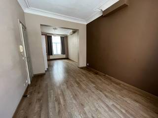 Dit recent vernieuwde en aangename éénslaapkamerappartement bevindt zich in een charmant herenhuis en combineert karakter met hedendaags comfort...