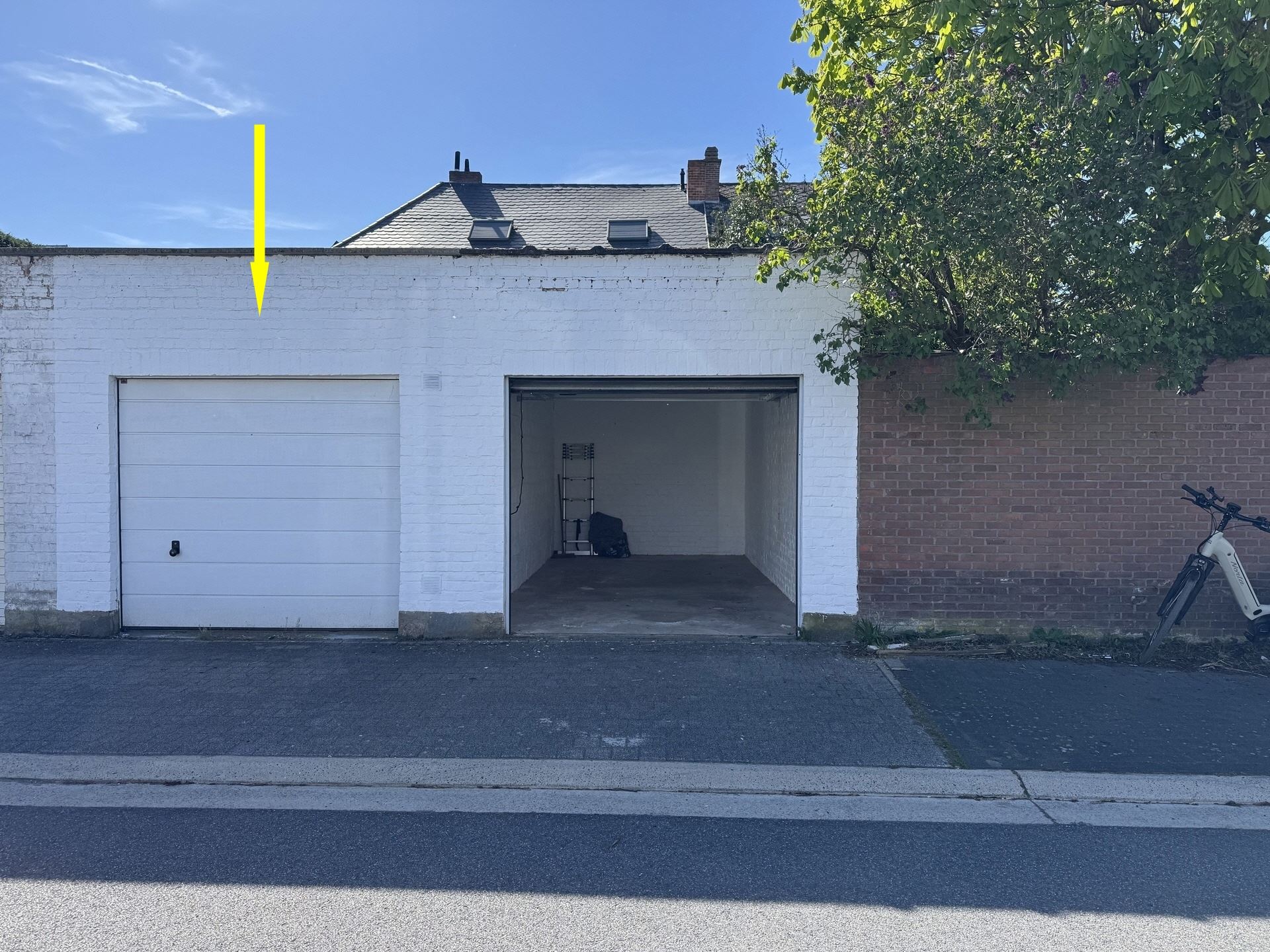 Goed gelegen garage(2.80m*5.65m) met sektionaalpoort, nabij Antwerpsesteenweg-Eikestraat.Makkelijk bereikbaar en direct beschikbaar.