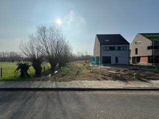 Mooi perceel bouwgrond voor een half-open bebouwing met een oppervlakte van 930m². Op het plan aangeduid als lot 1. Deze bouwgrond heeft een straatbreedte van 10m40, een bouwbreedte van 8m79 en een diepte van maximum 17m op het gelijkvloers, 13m op de eerste verdieping en 9m onder het dak. Vraag gerust naar de verkavelingsvoorschriften en verkavelingsplan. Niet overstromingsgevoelig. Wenst u meer info, maak een afspraak op nummer 03/283.84.84 of mail naar gert@ax-quality.be .
