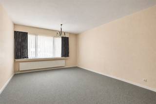 <p>Dit verzorgde gelijkvloerse appartement heeft een <strong>bewoonbare oppervlakte van 93 m²</strong>, 2 slaapkamers, een <strong>prachtige, zonnige tuin</strong>, en optioneel een <strong>externe garagebox</strong>. Bij het betreden van het appartement komt u in de inkomhal met praktische ingemaakte kasten en een apart gastentoilet. Vanuit de hal heeft u toegang tot de verschillende ruimtes van de woning, waaronder de <strong>aangename leefruimte</strong>. Aansluitend bevindt zich de gesloten, geïnstalleerde keuken, uitgerust met een koelkast, vriezer, keramische kookplaat, oven, dampkap en tal van ingemaakte kasten, waardoor er voldoende opbergruimte aanwezig is.</p><p>Verder beschikt het appartement over een badkamer met douche, lavabomeubel en een tweede toilet. Daarnaast is er een <strong>handige berging</strong> voorzien van aansluitingen voor een wasmachine en droogkast. Het appartement telt <strong>twee volwaardige slaapkamers</strong>, waarvan één rechtstreeks toegang geeft tot de prachtige achtertuin. Via de tuin bereikt u de garagebox die optioneel mee aan te kopen is à € 30.000,00.</p><p>Extra troeven:<br />- Garagebox optioneel aan te kopen à € 30.000,00 (vaste prijs)<br />- Rolluiken aanwezig<br />- EPC: 127 kWh/m² (B-score -> GEEN renovatieverplichting)<br />- Centrale ligging op wandelafstand van winkels, horeca en openbaar vervoer<br />- Woongebied, geen VKR<br />- Het maatregelenregister en stedenbouwkundig uittreksel is in aanvraag</p><p>Voor meer info ga naar www.coenenvastgoed.be of bel 03/375.82.92<br /> </p>