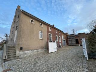 Unieke en geklasseerde eigendom bestaande uit 2 aparte woningen (huisnummers 28 + 30), een binnenkoer, te renoveren stalvleugel en een achtergelegen weide, zeer rustig gelegen te Batsheers op 23a 13ca