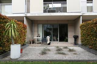 <span>Dit leuke appartement in het woonproject Reylof gelegen </span><strong>vlakbij het centrum</strong><span> (tussen de burgstraat en het Pillows Grand Boutique Hotel hotel en in de buurt van Parking Ramen) ligt op de gelijkvloerse verdieping dit kleinschalige gebouw.</span><br /><br /><span>Via de inkom kom je in de </span><strong>leefruimte</strong><span> (parket) met open </span><strong>geïnstalleerde keuken</strong><span> (keramische kookplaat, frigo oven en vaatwasser) en groot schuifraam die uitgeeft op het </span><strong>gezellige terras </strong>met uitzicht op de tuin<span>. Aanpalend aan de keuken heb je de berging. Aan de andere zijde van het appartement bevinden zich de </span><strong>ruime slaapkamer</strong><span> (parket) en </span><strong>badkamer</strong><span> met douche, lavabo en toilet. Het appartement is uitgerust met een domoticasysteem van Duotecno.</span><br /><br /><span>In de huurprijs van het appartement zit </span><span>een </span><strong>ondergrondse berging (B11)</strong><span> en een <strong>ondergrondse staanplaats (P14)</strong> inbegrepen.</span><br /><br /><span>Domicilie verplicht.</span><br /><span>Huurprijs : 920 Euro per maand</span><br /><span>Huurwaarborg : 3 maanden huur</span><br /><span>Gemeenschappelijke lasten : 75 Euro provisie per maand</span><br /><span>Er zijn individuele tellers voor water, gas en electriciteit.</span><br /><span>Mobiscore : 9,7/10</span><br /><span>Beschikbaar vanaf 01/10/2026</span><br /><span>Bezoeken enkel na afspraak.</span><br /><br /><strong>Een bezoek plannen? Dit kan enkel via onze website www.stellarimmo.be/te-huur. Ga naar het pand en klik op de Een bezoek aanvragen knop onder de foto van de makelaar.<br /><br />Verdere info via martine@stellarimmo.be</strong>