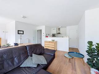 This apartment is located behind the impressive glass gate of project Dunant Gardens in Ghent. The one-bedroom apartment is equipped with all modern comforts and is located on the third floor.<br /><br />The open kitchen and bathroom with shower and sink enjoy, like the rest of the apartment, a high-end finish with quality materials. <br /><br />The apartment offers its resident (s) a high level of living comfort in an ideal location in Ghent. A smooth connection to public transport, access roads and the center of Ghent: this apartment was located in an absolute top location. <br /><br />Apartment layout:<br />entrance hall with guest toilet - living room - kitchen - storage room - spacious and sunny terrace - bedroom - bathroom - parking space<br /><br />The common costs are 50.00 euro/month.<br /><br />The furniture can be purchased from the current tenant.<br /><br />Availability date: 02/11/2022