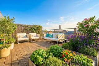 Beautiful 4-bedroom duplex in Brussels' vibrant canal zoneDiscover this exceptionally spacious and bright duplex apartment, ideally located in the vibrant and rapidly emerging canal zone of Brussels. The neighborhood combines a dynamic urban atmosphere with excellent accessibility thanks to very well-developed public transport.The apartment is spread over two floors and offers a thoughtful layout with plenty of space and comfort.On the second floor there are four full bedrooms and two bathrooms, perfect for a family or for those who want extra space for an office or hobby room.The second floor is the heart of the home with a spacious and light-filled living space and a fully equipped kitchen. From this floor you have access to two large terraces, allowing you to enjoy the sun at any time of the day. Thanks to its convenient location and limited views, you will also enjoy a quiet and private living environment here.Additional assets of this apartment are the basement storage. The two car parking places, included in the price, are a very valuable asset in this neighborhood.In short, a spacious and comfortable duplex in an excellent location in Brussels, ideal for those who want to combine city life with tranquility, light and space.Interested? Contact us for more information or a visit.