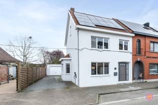 In het hart van Oppuurs, deelgemeente van Sint-Amands, vinden we deze ruime woning terug met een prachtige tuin en zicht op groen.We komen binnen in...