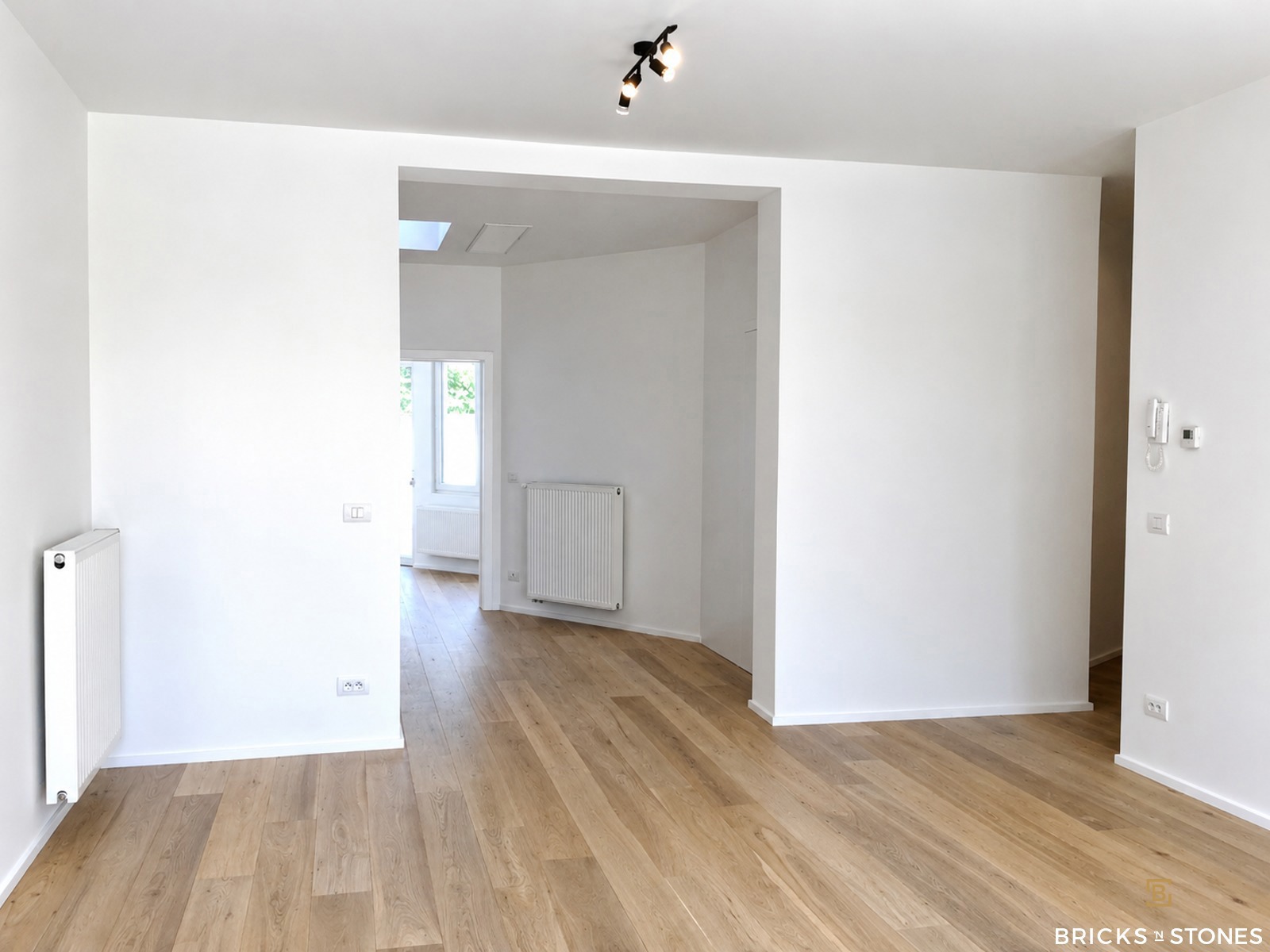 Gerenoveerd appartement met 2 slaapkamers en tuin! - foto 4