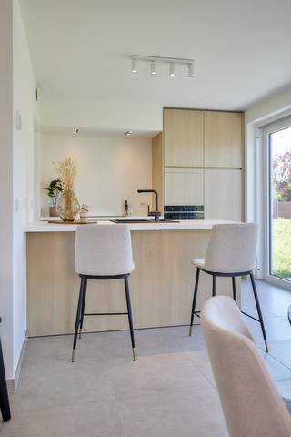 Op wandelafstand van de markt van Pittem transformeren we een voormalige tuinbouwsite tot een moderne, autoluwe woonbuurt met 21 energiezuinige woningen. Langs de Koffiestraat worden 8 woningen gerealiseerd, elk voorzien van een inpandige garage. Achterliggend worden 13 woningen gebouwd voorzien van een carport met de nodige voorzieningen voor elektrisch laden. Wat dit project extra bijzonder maakt, is de gemeenschappelijke groenzone met een rustige verbinding voor fietsers en wandelaars.<br /><br /><strong>Indeling van de woningen:</strong><br />Gelijkvloers: inkomhal met gastentoilet, ruime en lichtrijke leefruimte met open keuken, praktische berging of inpandige garage.<br />verdieping 1: nachthal met open bureauruimte, apart toilet, 2 ruime slaapkamers, aparte berging, badkamer met ligbad, inloopdouche en dubbel lavabomeubel. <br />Verdieping 2: 2 volwaardige slaapkamers en een aparte opbergruimte. <br /><br /><strong>Troeven van deze woningen:</strong>
<ul>
<li>Verlaagd btw-tarief van 6% voor afbraak en heropbouw (indien je aan de voorwaarden voldoet)</li>
<li>Tuinaanleg inbegrepen</li>
<li>Duurzaam en energiezuinig wonen</li>
<li>Zonnige tuinen</li>
<li>Vloerverwarming op het gelijkvloers in combinatie met lucht/water warmtepomp</li>
<li>Regenwaterput van 7.500 liter aangesloten op toiletten, wasmachine en buitenkraan</li>
<li>Kies zelf de afwerking van jouw woning volgens eigen smaak en budget – zo maak je van deze woning écht jouw thuis</li>
<li>Mogelijkheid tot aankopen van een extra private parkeerplaats </li>
</ul>
Of je nu op zoek bent naar een eerste woning, een gezinsvriendelijke thuis of een slimme investering: dit project combineert ligging, duurzaamheid en woonkwaliteit op een unieke manier.<br />Contacteer ons vandaag nog voor meer informatie of een afspraak op ons kantoor te Roeselare.