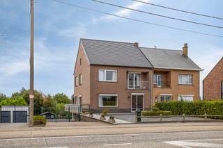Bij het betreden van de woning komen we binnen in de inkomhal, vanwaar we verder gaan naar de ruime en lichtrijke leefruimte. Op het gelijkvloers bevinden zich daarnaast nog een apart toilet, een praktische berging en een bureauruimte die ook perfect kan dienen als slaapkamer. Achteraan ligt de keuken met een mooi zicht op de tuin.<br /><br />Op de eerste verdieping vinden we drie volwaardige slaapkamers en een kinderkamer. De zolderverdieping strekt zich uit over de volledige oppervlakte van de woning en biedt de mogelijkheid om extra kamers te creëren.<br /><br />De woning is volledig onderkelderd. Hier is ruimte voorzien voor bergruimte, een douche en parkeergelegenheid voor twee wagens. Op de oprit is er bovendien plaats voor extra voertuigen.<br /><br />Technisch:<br /><br />Verwarming op stookolie<br /><br />Recent vernieuwd en geïsoleerd dak<br /><br />Aluminium ramen met dubbele beglazing<br /><br />Voor meer informatie of een bezoek, kan u ons contacteren via 0499 30 87 87 of info@immo-bosmans.be