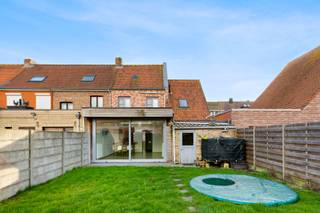 Op wandelafstand van het centrum van Veurne bevindt zich deze perfect instapklare woning.Via de inkomhal met gastentoilet betreedt u de gezellige...