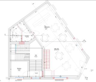 Op een strategische hoeklocatie, met uitstekende zichtbaarheid dankzij de splitsing op de Amerikalei, bieden wij dit casco handelsgelijkvloers aan. Het pand combineert een gelijkvloers met een functionele mezzanine, waardoor het geschikt is voor een winkel, kantoor, showroom of horecaconcept. Verder is er via de mezzanine toegang tot de patio. <br /><br />Dankzij de hoekligging geniet u van een optimale lichtinval en maximale zichtbaarheid, terwijl de mogelijkheid om een groot terras te plaatsen een extra commerciële troef vormen. De centrale ligging verzekert bovendien een vlotte bereikbaarheid voor zowel voetgangers als verkeer.<br /><br />Troeven: <br />- Strategische hoekligging met maximale zichtbaarheid<br />- In te richten volgens eigen concept<br />- Gelijkvloers + mezzanine voor multifunctioneel gebruik<br />- Uitstekend terraspotentieel<br />- Centrale ligging <br /><br />Een unieke kans voor ondernemers die willen investeren in een toplocatie met veelzijdige commerciële mogelijkheden.<br /><br />EPC: E<br />Van zodra de renovatiewerken zijn afgerond, zal de EPC-score verbeteren.