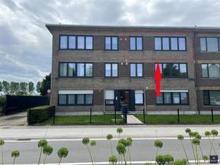 <p><span>GERENOVEERD APPARTEMENT MET 2 SLAAPKAMERS, TERRAS EN GARAGE</span></p><p><span> </span></p><p><span>Bent u op zoek naar een appartement op een ideale locatie, dicht bij het centrum van Melsele met vlakbij scholen, winkels en openbaar vervoer?  Dan bent u hier aan het goede adres ! </span></p><p><span> </span></p><p><span>Het appartement is gelegen op het 2e V. en werd enkele jaren geleden gerenoveerd:  nieuwe ramen, badkamer, keuken, vloeren,... en oogt daardoor zeer cosy. </span></p><p><span>De centrale verwarming is individueel en op aardgas. Tevens is er een garage inbegrepen (achteraan het gebouw)in de huurprijs. </span></p><p><span>Geen lift.</span></p><p><span> </span></p><p><span>Indeling</span><span>:</span></p><p><span>     - Ruime inkomhal.</span></p><p><span>     - Lichtrijke leefruimte met open keuken, geïnstalleerd met o.a. een ceramisch kookvuur, dampkap, spoelbak en een koelkast. </span></p><p><span>     - Berging binnen met aansluiting voor wasmachine - tevens berging buiten op het terras</span></p><p><span>     - Badkamer met inloopdouche, lavabomeubel en toilet (+ cv-ketel in maatkast).</span></p><p><span>     - Slaapkamer 1 (ruime kamer met rechtstreekse toegang tot het terras achteraan).</span></p><p><span>     - Slaapkamer 2</span></p><p><span>     - Garage</span></p><p><span> </span></p><p><span>Belangrijke info:</span></p><p><span>     - De huurprijs: </span><span>€ 850,-/maand</span><span> (geen algemene kosten)</span></p><p><span>     - De huurwaarborg: drie maanden huur (= €2.550,-)<br />     - De kostprijs van de ingaande plaatsbeschrijving: € 175,-  excl. 21% BTW (per contractpartij)</span></p><p><span>     - EPC: 169 kWh/m² jaar - Label B.</span></p><p><span>    - </span><span>BESCHIKBAARHEID : 1/7/2026</span></p><p><span>Wenst u graag meer info of bent u geïnteresseerd in een plaatsbezoek? Gelieve ons dan te contacteren op het nummer 03 775 41 88 of mail naar christel@vastgoed-smet.be    </span></p><p><span>De verstrekte gegevens/informatie (zowel online als gedrukt) worden vrijblijvend verstrekt, enkel ter inlichting, zonder contractuele verbintenis of garantie van onzentwege en kunnen op ieder ogenblik gewijzigd worden.</span></p><p><span> </span></p><p><span> </span></p><p><span> </span></p><p><span> </span></p>