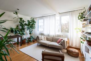 Op zoek naar een stijlvolle woonplek met warme sfeer? Dan is dit vernieuwde appartement (64 m²) op de tweede verdieping in een kleine residentie de geknipte optie. De ruimte maakt indruk met troeven als overvloedig natuurlijk licht, een moderne afwerking met hedendaags wooncomfort én de ligging in een buurt die terecht aan populariteit wint.<br /><br />Ligging met toekomstwaarde:<br />Op amper twee minuten wandelen start binnenkort de indrukwekkende transformatie van de Stuivenbergsite, een ambitieus stadsproject met een budget van maar liefst €200 miljoen. Denk aan nieuwe wandelpaden, ontmoetingsplekken en 30.000 m² aan publieke groene ruimte. Een echte groene long om de hoek dus — een gegarandeerde meerwaarde voor dit appartement. Met het bekende Park Spoor Noord en ook de recent voltooide Slachthuissite vlakbij, krijg je het beste van twee werelden: alle voordelen van de stad, terwijl je ook de snelweg bereikt in slechts enkele minuten.<br /><br />Het gebouw:<br />De residentie werd in 2011 volledig gestript en opnieuw opgebouwd — geen klassieke renovatie, maar een echte vernieuwbouw.<br /><br />Indeling:
<ul>
	<li>De 64 m² zijn bijzonder slim benut, met een aangenaam ruimtelijk gevoel en een mooie lichtinval die zich overal doet voelen.</li>
	<li>Een open, volledig uitgeruste keuken die organisch overloopt in de met licht overgoten leefruimte</li>
	<li>Een ruime, rustige slaapkamer met en suite douchekamer</li>
	<li>Een apart toilet</li>
	<li>Daarbovenop beschik je over een kelderberging en een gemeenschappelijke fietsenstalling op het gelijkvloers.</li>
</ul>
<br />Afwerking &amp; technische highlights:
<ul>
	<li>Dit appartement verrast met duurzame en warme materialen</li>
	<li>Bamboe parket</li>
	<li>Moderne keuken (met aparte koelkast)</li>
	<li>PVC-ramen met hoogrendementsglas</li>
	<li>Hoogrendementsketel</li>
	<li>Individuele meters</li>
	<li>Conforme elektrische installatie</li>
	<li>Energieprestatie EPC A</li>
</ul>
<br />Troeven:
<ul>
	<li>Vernieuwbouw (2011)</li>
	<li>Energiezuinig wonen (EPC A)</li>
	<li>Buurt in volle positieve ontwikkeling</li>
	<li>Nabij winkels, scholen, horeca, openbaar vervoer en invalswegen</li>
	<li>Perfect als starterswoning of zorgeloze investering</li>
	<li>Lage gemeenschappelijke kosten: €50/maand, inclusief blokpolis.</li>
</ul>
<br />Kortom:<br />Een licht, toekomstbestendig appartement met karakter en hedendaags comfort in een buurt die alleen maar beter wordt. Ideaal voor wie slim wil investeren of heerlijk wil thuiskomen in de stad.<br /><br />Interesse?<br />Mail naar info@wellimmo.net of bel +32 3 225 00 68<br /> 