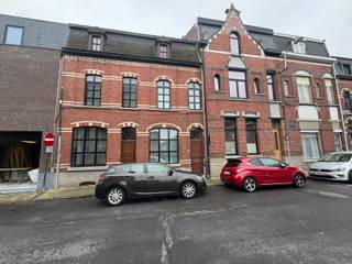 Woning te huur in Geraardsbergen<br /><br />Ben je op zoek naar een instapklare woning met ruimte? Dan is deze prachtige gezinswoning precies wat je zoekt!<br /><br />Deze recent woning beschikt over:<br /><br />2 ruime slaapkamers, grote opbergzolder, volledig uitgeruste keuken, mooie leefruimte met veel lichtinval en een aangenaam terras.<br /><br />Gelegen dichtbij winkels, scholen, openbaar vervoer en op vlotte afstand van het centrum en belangrijke invalswegen.<br /><br />Extra troeven: Energiezuinig, volledig geschilderd en instapklaar, veel opbergruimte<br /><br />Interesse? Neem vandaag nog contact op voor een bezoek op 0492/82.50.00: Jerko<br />Mail Naar Jerko@cornelis-goeman.be