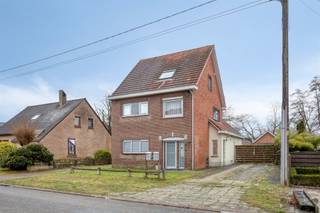 <p><span> </span></p><p><span> </span></p><p><span>Opbrengsteigendom van 2 appartementen te Leopoldsburg te koop.Het geeft u als koper een zorgeloze verhuur en dit genereert maandelijks een rendement van +/- 5%.</span></p><p><span><br /></span></p><p>Ook een idéale kangoeroe woning waarbij twee gezinnen met privacy kunnen leven.</p><p><span> </span></p><p><span>Indeling:</span></p><p><span> </span></p><p><span>Appartement 1</span></p><p><span>Een gelijkvloers appartement van +/- 79m² met gastentoilet, inkomhal (rechts), open leefruimte en keuken, kelder, badkamer geïnstalleerd met douche en wastafel en 1 slaapkamer. Inclusief garage en prachtig zuid georiënteerde tuin.</span></p><p><span> </span></p><p><span>Appartement 2</span></p><p><span>Een duplex appartement met inkomhal (voorgevel), op de eerste verdieping een open leefruimte en keuken, badkamer (toilet, douche en wastafel) en op de tweede verdieping 2 slaapkamers en een berging. </span></p><p><span> </span></p><p><span>Voor meer info of een bezichtiging contacteer me op <span>011 199 991</span></span><span> of <span>0493 501 078</span></span><span>.</span></p><p><span> </span></p><p><span> </span></p><p><span> </span></p><p><span>Een waardebepaling van uw woning nodig? Aarzel dan niet om me vrijblijvend te contacteren om een verkoopprijs van uw woning te bepalen.<br />Bel op 0493 50 10 78</span></p><p><span> </span></p>