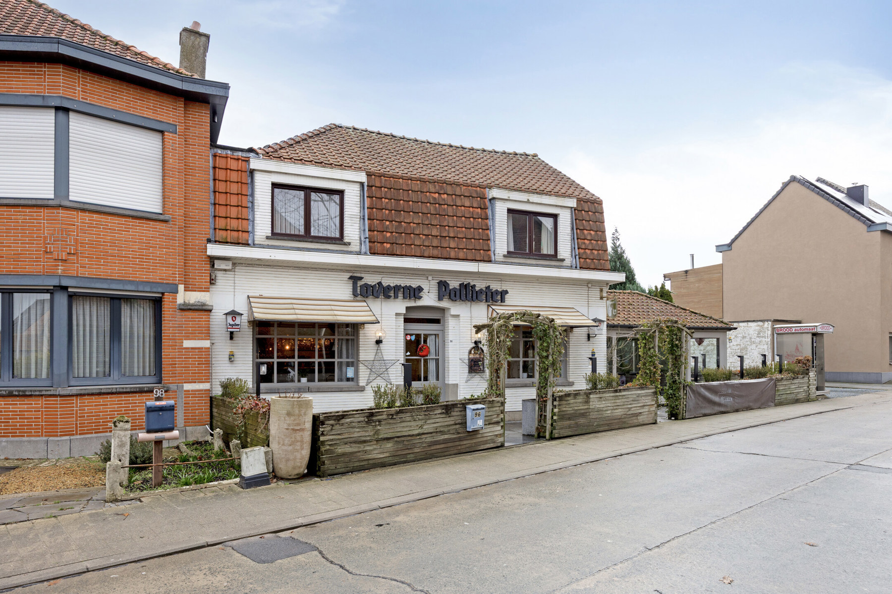 veelzijdig handelshuis met woonst en appartement - foto 1