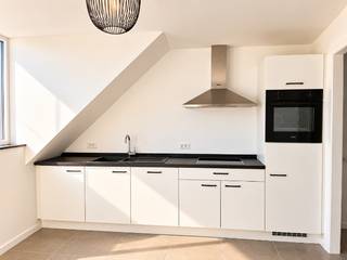 Appartement met 2 slaapkamers en staanplaats (+ 25€ syndic)<br />Dit verzorgde energiezuinige appartement in een kleine Residentie is gelegen op de 2 de verdieping (geen lift)<br />Een ruime inkomhal biedt toegang tot 2 slaapkamers, uitgeruste badkamer met inloopdouche en lavabo. en een apart gastentoilet.<br />Een ruime living en eetkamer met geïntegreerde keuken maakt het geheel compleet. De keuken beschikt over alle toestellen, incl vaatwasmachine. Naast de keuken bevindt zich de berging waar aansluiting voorzien is voor de wasmachine.<br />Achteraan het gebouw is er plaats voor de wagen en een fietsstalling is ook aanwezig. Ruime private kelderberging aanwezig<br />Bij het appartement zelf is geen terras aanwezig maar je kan bij mooi weer het terras op de gelijkvloers gebruiken.