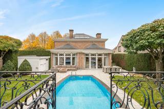 strong>Karaktervolle pastoriewoning met Art Deco accenten en zwembad in groene, rustige wijk van BornemDeze open bebouwing uit 1998 in Franse...