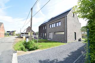 BEN-nieuwbouwwoning met 3 slaapkamers op een perceel van 389m². 

ENERGIENEUTRALE half open woning met 3 slaapkamers (mogelijkheid tot 4) in de dorpskern van Larum.

De woning wordt volledig afgewerkt, behoudens de keuken, hiervoor is een budget van € 15.000,- excl. btw voorzien en de koper heeft inspraak in de afwerking van de keuken.. 

De woning bestaat uit een inkomhal, met apart gastentoilet, die uitgeeft op een mooie leefruimte met veel lichtinval bestaande uit een zithoek en een open keuken met eethoek met zicht op de tuin achteraan, aanpalend aan de keuken is er een grote bergruimte.

Boven is er een nachthal die uitgeeft op de 3 slaapkamer, toilet en de badkamer met grote inloopdouche, ligbad en dubbel lavabomeubel.

In de nachthal is er een open trap geplaatst naar de zolderverdieping, mits meerprijs kan dit verdiep volledig afgewerkt worden tot 4de slaapkamer, bureau- of hobbyruimte, … .

De woning is rustig gelegen in de dorpskern van Larum met een goede verbinding naar de ring om Geel en de E313 (Antwerpen-Luik).

De woning is ook reeds geschilderd, instapklaar tegen datum verlijden akte.

Troeven: 
•Ruime nieuwbouw met erg veel lichtinval
•Zeer energiezuinig: E-Peil van circa 0
•Tot 4 ruime slaapkamers
•Afgewerkt met kwalitatieve materialen 
•Modernste technieken: warmtepomp, zonnepanelen, ventilatie, … 
•Zonnepanelen 5530 WP

Prijs woning woonklaar inclusief grondaandeel € 475.114,- excl. kosten. 
Het grondaandeel (€ 140.000,-) wordt verkocht onder 12% registratierechten en de constructie onder 21% BTW exclusief aankoopkosten.

Voor bijkomende informatie, plannen, lastenboek, prijsoverzicht met alle kosten of een plaatsbezoek, tel 0496 51 10 10 of info@vastgoedpicavet.be
