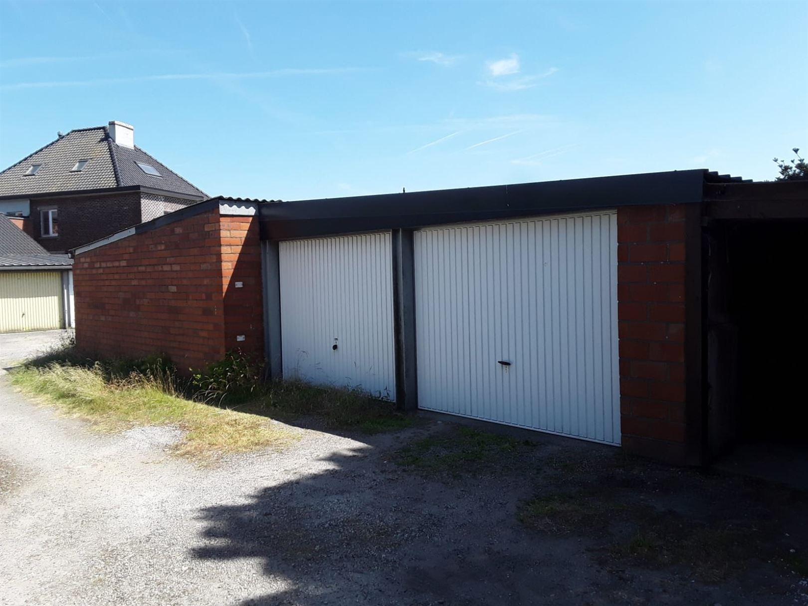 Centraal gelegen garage op wandelafstand van het dorpscentrum.  In totaal twee garages te koop.