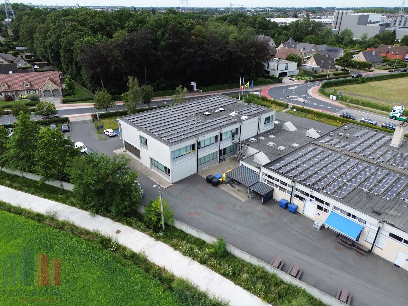 Ruime en functionele bedrijfssite met magazijn, kantoren en volledig verhard terrein - photo 4