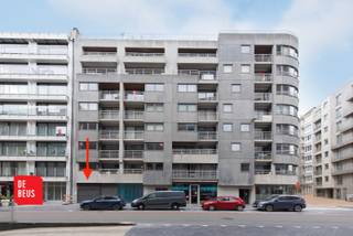 Emplacement souterrain avec ascenseur dans le centre historique d'Ostende, directement sur le front de mer.<br />La voiture est conduite dans la cage de l'ascenseur. (La hauteur de la voiture ne doit pas dépasser 1,5 m).