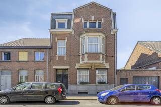 Ontdek dit charmant, authentiek herenhuis in Terhagen. Dit zeer ruim huis straalt de periode uit van het Interbellum,. Het pand is te renoveren, waardoor u de kans krijgt om het volledig naar uw eigen smaak in te richten. Een unieke kans om een karaktervolle woning te verwerven en te transformeren tot uw droomhuis.De indeling van dit warm en gezellig te renoveren herenhuis in Rumst is als volgt :Gelijkvloers:- inkomhal met prachtige vloertegels- ruime woonkamer met eetkamer- keuken met aansluitend een polyvalente ruimte en terras- Goed onderhouden zuidwest gelegen binnentuin- inpandige garage- bijgebouw met veel mogelijkheden zoals hobbyruimte, speelruimte, atelier, werkplaats, fitness …Eerste verdieping:- 4 slaapkamers- badkamer met wastafel, ligbad en douchecelTweede verdieping- 2 slaapkamers- zolderruimte met mezzanine - droge en ruime kelderLocatie: Diverse scholen zijn vlakbij alsook een stopplaats voor het openbaar vervoer. De sporthal is op wandelafstand. De centra van Boom, Rumst of Reet zijn op enkele minuten rijden. Een extra troef is de nabijheid van de E19 (Mechelen-Lier-Brussel- Antwerpen) en de A12 dat Brussel en Antwerpen verbindt.Op zoek naar een huis te koop maar met renovatiewerk in Rumst (Terhagen) ? Contacteer ons snel voor een bezoek ter plaatse!Dit pand is onderworpen aan de renovatieverplichting van de Vlaamse overheid voor residentiële gebouwen (behoudens bij sloop binnen 5 jaar na de aankoop). Consulteer voor meer informatie de website van het Vlaams Energie- en Klimaatagentschap via https://www.vlaanderen.be/een-woning-kopen/renovatieverplichting-voor-residentiele-gebouwen