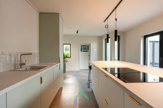Algemeen<br />Een woning die meteen goed aanvoelt, dat is precies wat je ervaart bij deze verzorgde halfopen bebouwing in het charmante Aarsele. De woning werd in 2025 volledig verbouwd, waarbij hedendaags wooncomfort en kwalitatieve afwerking centraal stonden. Achter de karaktervolle gevel, waar originele deuren met sierlijke mozaïeken details nog een vleugje authenticiteit meegeven, schuilt een eigentijdse gezinswoning waar comfort en hedendaags woonplezier centraal staan. Bovendien woon je hier in een rustige omgeving met het dorpsleven binnen handbereik, terwijl Tielt en de omliggende gemeenten vlot bereikbaar zijn. Ook het station van Aarsele bevindt zich op korte afstand en zorgt voor een extra troef voor wie zich graag met het openbaar vervoer verplaatst.<br /><br />Indeling<br />De inkomhal vormt een verzorgde eerste kennismaking met deze woning en leidt naar de bijzonder aangename leefruimte. Hier trekken de grote raampartijen meteen de aandacht: ze brengen overvloedig daglicht naar binnen en creëren tegelijk een mooie verbinding met het groen buiten. De ruime leefkeuken is voorzien van alle nodige toestellen. De mooie tegelvloer en vloerverwarming zorgen op het gelijkvloers voor een comfortabele basis. Op de verdiepingen bevinden zich maar liefst vier volwaardige slaapkamers. Een absolute blikvanger is de royale zolderkamer van circa 30 m², een veelzijdige ruimte die je volledig naar eigen wensen kunt invullen. Ook de badkamer werd ingericht met oog voor comfort en een tijdloze uitstraling.<br /><br />Varia<br />Naast haar uitstraling overtuigt deze woning ook op technisch vlak. Dankzij ventilatiesysteem D, domotica, videofoon en een energiezuinige installatie geniet je van modern wooncomfort. De regenwaterput van 1.500 liter vormt een bijkomende praktische troef. Ook buiten is het aangenaam vertoeven: de tuin biedt een fijne plek om te ontspannen, terwijl de ruime garage en extra bergruimte zorgen voor een bijzonder handige opslagmogelijkheid.<br /><br />Dankzij de volledige verbouwing in 2025, de aangename lichtinval, de kwalitatieve materialen en de doordachte indeling geniet je hier van een bijzonder instapklare woning. Plan snel een bezoek met Loucka.<br /><br />📞 0469 44 27 57<br />📧 Loucka@gentill.be