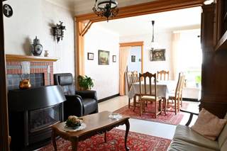 <p><span>Bienvenue dans cette charmante maison familiale bien entretenue, située au calme à Anzegem. Cette propriété bien entretenue combine une atmosphère chaleureuse et accueillante avec une quantité surprenante d'espace et un agencement pratique, idéal pour les familles ou les couples à la recherche d'une maison confortable avec du potentiel.</span></p><p><span>En entrant, vous êtes accueilli dans un espace de vie lumineux avec un coin salon confortable, une cheminée confortable et une salle à manger attenante. Les finitions en bois chaud et les grandes fenêtres créent une sensation agréable et invitante dans toute la maison. La salle à manger, directement reliée au salon, offre suffisamment d'espace pour passer des moments agréables en famille.</span></p><p><span>La cuisine fonctionnelle dispose de nombreux placards et de tous les équipements nécessaires au confort quotidien. En outre, la maison dispose d'un garage/rangement très spacieux, idéal pour garer une voiture, des vélos, une salle de loisirs ou un espace de stockage supplémentaire.</span></p><p><span>Au premier étage se trouvent trois chambres à coucher, dont deux sont spacieuses et bénéficient d'une grande luminosité. La troisième chambre pourrait parfaitement servir de chambre d'enfant, de bureau ou de salle de loisirs. La salle de bains est pratique et offre tout le confort nécessaire.</span></p><p><span>A l'extérieur, vous profiterez d'un jardin profond et ensoleillé avec beaucoup d'intimité, parfait pour les familles avec enfants, les amateurs de jardinage ou les personnes qui aiment passer du temps à l'extérieur. Grâce au terrain de 301 m², vous disposez de beaucoup d'espace extérieur pour vous détendre.</span></p><p><span>La propriété offre une base solide et a toujours été bien entretenue. Sous réserve de rafraîchissements, cette propriété peut être entièrement adaptée à votre goût et au confort de vie contemporain.</span></p><p><span>Avantages :</span></p><ul><li><span>Surface habitable de 154 m² </span></li><li><span>3 chambres à coucher </span></li><li><span>Grand espace de vie avec poêle</span></li><li><span>Grand garage/rangement </span></li><li><span>Jardin ensoleillé avec beaucoup d'intimité </span></li><li><span>Maison bien entretenue </span></li><li><span>Situation centrale à proximité des magasins, des écoles et des routes principales </span></li></ul><p><span> </span></p><p><span>Une opportunité idéale pour ceux qui recherchent une maison familiale confortable avec de l'espace, du caractère et des possibilités au cœur d'Anzegem.</span></p>