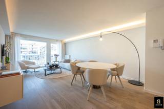 <p>Modern 2-bedroom apartment with open view of Abraham Hansplein, near Lippenslaan.</p>
<p>Bright apartment in a recent building (built in 2012) with a spacious terrace.<br />The apartment features 2 spacious bedrooms, one of which has a double sink and bathtub. Additionally, there is a shower room with a walk-in shower. The modern kitchen is equipped with all modern appliances, including a steam oven, and offers extra storage space with the adjacent storage room, which is prepared for the connection of a washing machine.<br />The bright living room gives access to a beautiful terrace with a view of the famous Abraham Hansplein.<br />The residence also offers both a passenger and a bicycle lift.<br />The building is ideally located within walking distance of Lippenslaan, restaurants, and public transportation.</p>
<p>EPC: 79m² (UC: 3452532)</p>
<br />
<p></p>