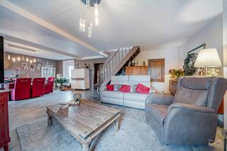 À Ambresin , au cœur du triangle E40–E411–E42, découvrez cette maison de caractère de la fin des années 1800, pleine de charme et d’authenticité.Sur...