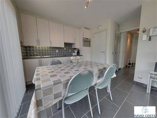 A vendre : agréable appartement au 3ème étage de la résidence Van Gogh, situé au calme mais à proximité des commerces, des transports en commun et de la mer. L'appartement dispose d'un salon confortable avec cuisine ouverte, idéal pour ceux qui aiment un espace de vie ouvert et aéré. De plus, il y a deux chambres et une salle de bain avec tout le confort nécessaire. Grâce à son emplacement à un étage supérieur, vous bénéficierez de belles vues et d'une lumière naturelle abondante. La propriété convient comme résidence permanente, résidence secondaire ou investissement. Intéressé(e) ? Contactez-nous pour plus d'informations ou pour une visite sur place.Traduit avec DeepL.com (version gratuite)