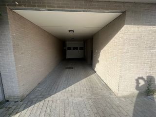 Afgesloten garagebox te huur op Bredene dorp.Deze garage in afgesloten ondergrondse parking is vlot bereikbaar via zowel de Polderstraat als de...