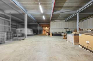 Met trots stellen wij u dit ruime magazijn met bijkomende kantoorruimte te huur voor, gelegen aan de Draaiboomstraat 6 te Wommelgem.Het pand geniet...