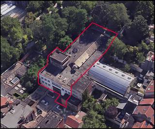 Schaerbeek - Quartier Sainte-Marie, this attractive, concrete-structured development is located in the inner part of an island. It comprises 2 apartments with office and janitor's facilities, as well as 76 indoor parking spaces. Covering an area of ± 2,700m², the complex is in good general condition. A mixed-use project offering numerous possibilities. The property will be available for sale - a must-see! PEB : F et G