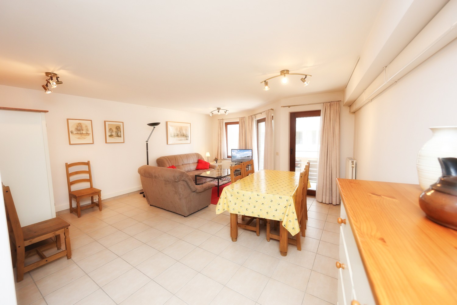 Ruim 2-slaapkamer appartement met riant zonneterras en staanplaats nabij de Zeedijk te Oostende-Mariakerke! - foto 2