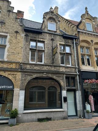 <p>Handelspand in de Ooststraat, hartje centrum Veurne.</p>

<p>Dit handelspand biedt een commerciële toplocatie in een levendige winkelstraat, ideaal voor wie zichtbaarheid en bereikbaarheid belangrijk vindt. Met een handelsruimte van 50 m² op het gelijkvloers en een badkamer, is het pand geschikt voor diverse activiteiten. De ligging in het historische centrum zorgt voor een constante stroom van voorbijgangers en klanten.</p>

<p>Belangrijkste ruimtes:<br />• Handelsruimte (50 m²) met etalagemogelijkheden<br />• Keukenruimte<br />• Bureel<br />• Badkamer met douche en toilet<br /><br />op het eerste verdiep<br />2 slaapkamers<br /> </p>

<p>Troeven:<br />• Centrale ligging in het commerciële hart van Veurne<br />• Praktische indeling met aparte bureelruimte<br />• Geschikt voor diverse handelsactiviteiten</p>

<p>Neem vandaag nog contact op met je ERA-makelaar voor een bezoek.<br /><strong>AANMELDEN OP DE ERA WEBSITE !</strong></p>

<p>JOUW DROOMHANDELSPAND. ZO GEVONDEN!</p>