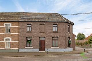 Aan de voet van de kerk van Budingen vinden we deze ruime dubbelwoonst met voormalige feestzaal.Op wandelafstand vinden we een buurtwinkel, een...