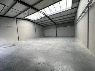 Gloednieuwe KMO-unit met een oppervlakte van 192 m² te koop langs de bedrijvige Heirbaan, nabij de Harelbeekstraat die na +/- 2 km verbinding...