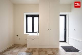 Deze prachtige totaal gerenoveerde energiezuinige gezinswoning bevindt zich in de rustige en gezellige straat Gerard Willemotlaan. Strategisch zeer goed gelegen!<br /><br />Het centrum van Mariakerke is gemakkelijk te bereiken te voet en per fiets. Daar vinden we tal van supermarkten, scholen, eet en drink gelegenheden terug. Lekker ontspannen in de natuur kan gemakkelijk via het natuurreservaat de Bourgoyen of het park Claeys-Bouüaert. Beiden zijn op wandelafstand te bereiken. <br />De woning zelf is gelegen in een fietsstraat. In minder dan 10 minuten fietsen sta je in Gent centrum, de bruisende stad. Rustig wonen dus maar toch alles dichtbij.<br />Met de auto zit je op 5 minuten van de R4, zo kan je snel de E17 en de E40 bereiken. <br /><br />De woning werd volledig gerenoveerd in 2025, dit met oog voor détail. Alles werd tot in de perfectie en hoogwaardig afgewerkt. De muren werden reeds in primer geverfd. De woning is helemaal instapklaar.<br /><br />Qua indeling word je meteen verrast bij het binnenkomen door de royale inkomhal, groot genoeg om meerdere fietsen een plek te geven, een absoluut pluspunt. Op het gelijkvloers bevindt zich de leefruimte die in verbinding staat met de keuken. Via de leefruimte heb je rechtstreeks toegang tot het terras en een mooie grote stadstuin, waar je in alle rust kan genieten van gezellige buitenmomenten.<br />Op de eerste verdieping bevinden zich de eerste slaapkamer, een berging en een badkamer met ligbad. Op de tweede verdieping zijn er nog eens twee ruime slaapkamers en de tweede badkamer met inloopdouche.<br /><br />Extra troef zijn de zonnepanelen. Dit in combinatie met de nieuwe isolatie zorgt ervoor dat deze woning een schitterende EPC score heeft. <br /><br />Deze woning is ideaal voor wie in de rand van Gent wil wonen en daarbij zowel ruimte als comfort belangrijk vindt. Door zijn praktische indeling en aangename tuin biedt dit huis alles om er een echte thuis van te maken.<br /><br />Beschikbaar bij akte.<br /><br />Contacteer Topvastgoed voor een bezoek op het nummer 0475 700 700.