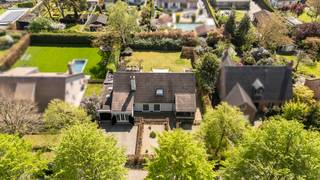 Deze instapklare en recent gerenoveerde woning in het rustige Meerle combineert hedendaags comfort met duurzame luxe. Met vier volwaardige slaapkamers biedt deze open woning alle ruimte voor gezinnen die op zoek zijn naar licht, rust en kwaliteit.<br /><br />Bij de renovatie werd er bewust gekozen voor hoogwaardige en duurzame materialen, wat zich vertaalt in een energiezuinig en toekomstgericht geheel. De leefruimte baadt in het licht en sluit naadloos aan op de open keuken, waardoor een aangename en luchtige woonbeleving ontstaat.<br /><br />Op het gelijkvloers geniet je van vloerverwarming, terwijl een gezellige pelletkachel extra sfeer en warmte brengt. Daarnaast zorgen de airconditioning en zonnepanelen voor een optimaal binnenklimaat en lage energiekosten. De woning is bovendien uitgerust met een thuisbatterij en een laadpaal, volledig afgestemd op modern en ecologisch wonen.<br /><br />Buiten wacht een knappe, ruime tuin met veel privacy, een ideale plek om tot rust te komen of gasten te ontvangen. De tuin is voorzien van een automatisch sproei- en druppelsysteem én een robotmaaier, waardoor onderhoud tot een minimum beperkt blijft. Voor extra ontspanning is er reeds een aansluiting voorzien voor een jacuzzi.<br /><br />Kortom, een eigentijdse en energiezuinige woning waar comfort, ruimte en duurzaamheid perfect samenkomen.