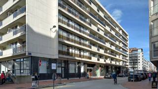 Trendy ingericht appartement met Zuidgericht terras, gelegen op de 5e verdieping in de Kustlaan, ter hoogte van het Lichttorenplein.Samenstelling:...