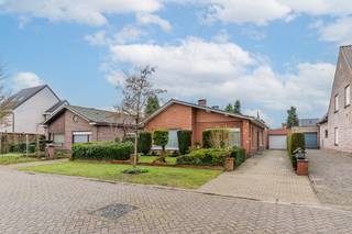 Instapklare laagbouwwoning op ruim perceel in rustige verkavelingIn een aangename en bijzonder rustige verkaveling bevindt zich deze instapklare...