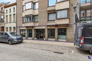 Welcome to Lokeren!This commercial property is located on Stationsstraat, in an absolute prime location in the center of Lokeren, directly connected...