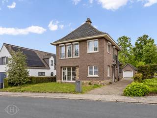 Met plezier stellen wij u deze instapklare gezinswoning voor in Heverlee, gelegen in de Raalbeeklaan, een gezellige doodlopende straat op een uitstekende locatie vlak bij Leuven. Dankzij de gunstige ligging geniet u van een vlotte verbinding naar het stadscentrum en de omliggende invalswegen, terwijl ook het openbaar vervoer binnen handbereik ligt. De woning is gelegen op een perceel van 485 m² en biedt bijzonder veel ruimte en comfort, met onder meer een vrijstaande garage met elektrische poort, een kelder, een zolderruimte en twee volwaardige verdiepingen. Bij het binnenkomen wordt u verwelkomd in een zeer ruime en sierlijke inkomhal, die meteen het aangename ruimtegevoel van de woning benadrukt. Op het gelijkvloers bevindt zich een lichtrijke en royale woonkamer met raampartijen rondom, waardoor de leefruimte baadt in natuurlijk licht. Aansluitend vindt u de uitgeruste keuken met gezellig ziteiland en zicht op de tuin, afgewerkt met kwalitatieve materialen en voorzien van alle nodige toestellen. Verder beschikt het gelijkvloers over een aparte bureauruimte en een gastentoilet. Op de bovenverdieping bevinden zich drie volwaardige slaapkamers en een badkamer. Buiten geniet u van een aangename tuin met tal van mogelijkheden, ideaal voor wie houdt van rust, groen en privacy. Kortom: een stevige, karaktervolle en instapklare gezinswoning met garage en tuin, gelegen op een rustige toplocatie in Heverlee. Interesse? Contacteer ons via info@homies.be of bel 016 22 82 22.