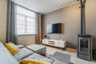 Voor meer info en foto’s, surf naar www.swevers.be – verzorgde en gerenoveerde rijwoning met centrale ligging aan de Lommelsesteenweg 50 in Leopoldsburg. De woning werd oorspronkelijk gebouwd in 1936, grondig gerenoveerd in 2010 en voorzien van nieuwe beglazing in 2018. Met een bewoonbare oppervlakte van ongeveer 130 m² biedt deze woning een praktische indeling en verrassend veel ruimte. Via de inkomhal bereikt u de ruime leefruimte van ca. 34 m² met plaats voor een gezellige zithoek en eetkamer. Aansluitend bevindt zich de keuken van 13,7 m² met rechtstreekse toegang tot de tuin. Verder zijn er op het gelijkvloers een badkamer en een praktische berging. Op de eerste verdieping bevinden zich twee volwaardige slaapkamers van ca. 16,4 m² en 12,9 m². De ruime zolder van ongeveer 30 m², bereikbaar via een vaste trap, kan mits afwerking ingericht worden als derde slaapkamer, hobbyruimte, bureau of extra leefruimte. Het perceel van 2 are 24 centiare beschikt over een oostgerichte tuin waar u in alle rust van het buitenleven geniet. Ook technisch zit het goed: het dak werd vernieuwd tijdens de renovatie, alle ramen werden vervangen in 2018 en de elektriciteit is conform. Dankzij de centrale ligging bevinden scholen zich op ca. 600 meter en winkels, horeca en openbaar vervoer op ongeveer 1 kilometer. Ook de snelweg ligt vlot bereikbaar op ca. 11 kilometer. Een ideale woning voor starters, gezinnen of wie op zoek is naar een instapklare woning met uitbreidingsmogelijkheden. Voor meer informatie, bel 011 255 155. Bron bewoonbare oppervlakte: EPC – verslag. Dit pand is onderworpen aan de renovatieverplichting van de Vlaamse overheid voor residentiële gebouwen (behoudens bij sloop binnen 5 jaar na de aankoop). Consulteer voor meer informatie de website van het Vlaams Energie- en Klimaatagentschap via https://www.vlaanderen.be/een-huis-of-appartement-kopen/renovatieverplichting-voor-residentiele-gebouwen.