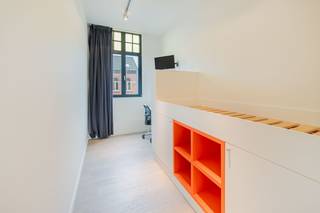 <p>Dit kwalitatieve kot ligt op TOP locatie, vlakbij het nieuwe Zuidpark en het bruisende Antwerpse Zuid. Voorzien van een bed (matras zelf te voorzien), bureau en bureaustoel, kleerkast, eigen microgolfoven en koelkast, televisie, safe en eigen badkamer met toilet, douche en lavabomeubel; kortom, alles wat een moderne student nodig heeft voor top studieresultaten. Elk verdiep heeft een gemeenschappelijke keuken ter beschikking, voorzien van alle apparatuur. Verwarming op airco (lucht-lucht warmtepomp). Gemeenschappelijke fietsenstalling. Gebouw voorzien van een lift. Huurprijs: 560 euro - Gemeenschappelijke kosten: 69 euro (schoonmaak afvalophaling, internet, waterverbruik). Elektriciteit met eigen meter. Contract voor 12 maanden. </p>