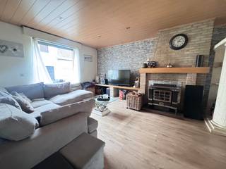 Te koop: gezellige, goed gelegen, gesloten woning nabij het centrum van Wevelgem. Deze opgeknapte woning uit 1950 biedt een praktische indeling en...