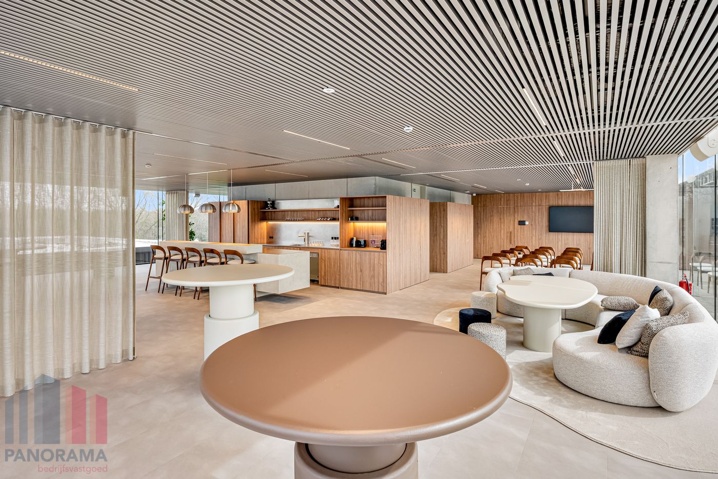 310 m² HIGH-END KANTOREN MET TERRAS OP TOPLOCATIE LANGS DE E40 TE OOSTKAMP - photo 2