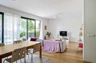 Op een toplocatie te Kessel, bevindt zich deze energiezuinige woning met drie slaapkamers, 2 badkamers, een zonnig terras en een ruime tuin. Dankzij de centrale ligging geniet u van een vlotte bereikbaarheid en bevinden winkels, scholen, horecazaken en openbaar vervoer zich in de onmiddellijke omgeving.<br /><br />We betreden de woning via de inkomhal, die voorzien is van een apart gastentoilet. De ruime en lichtrijke leefruimte biedt voldoende plaats voor een gezellige zithoek en een aparte eetruimte. Aansluitend bevindt zich de volledig uitgeruste keuken, voorzien van kwalitatieve toestellen. Verder bevindt zich een praktische berging die extra opslagruimte biedt. Vanuit de keuken heeft u rechtstreeks toegang tot het terras en geniet u van een mooi zicht op de ruime privatieve tuin. Achteraan de tuin bevindt zich een handig poortje dat rechtstreeks toegang biedt tot de omgeving, perfect voor een gezellige wandeling of een leuke fietstocht.<br />De nachthal leidt naar drie volwaardige slaapkamers, twee badkamers, een berging en een apart gastentoilet. De eerste badkamer is uitgerust met een ligbad, douche en dubbele lavabo. De tweede badkamer is uitgerust met een inloopdouche en dubbele lavabo.<br />De parkeerplaats is verplicht aan te kopen voor €15.000.<br /><br />Daarnaast is het appartement voorzien van zonnepanelen, vloerverwarming en een ventilatiesysteem. Deze moderne technieken dragen bij aan een optimaal wooncomfort en resulteren in een uitstekende energiescore.<br /><br />Dit is een uitstekende opportuniteit als u op zoek bent naar een energiezuinige woning met drie slaapkamers, twee badkamers, terras en tuin te Kessel. Contacteer ons voor meer informatie op 0479 13 63 69 of via info@boonstravastgoed.be.<br /><br />Bijzonderheden:<br />- Parkeerplaats<br />- Terras en tuin<br />- Drie slaapkamers